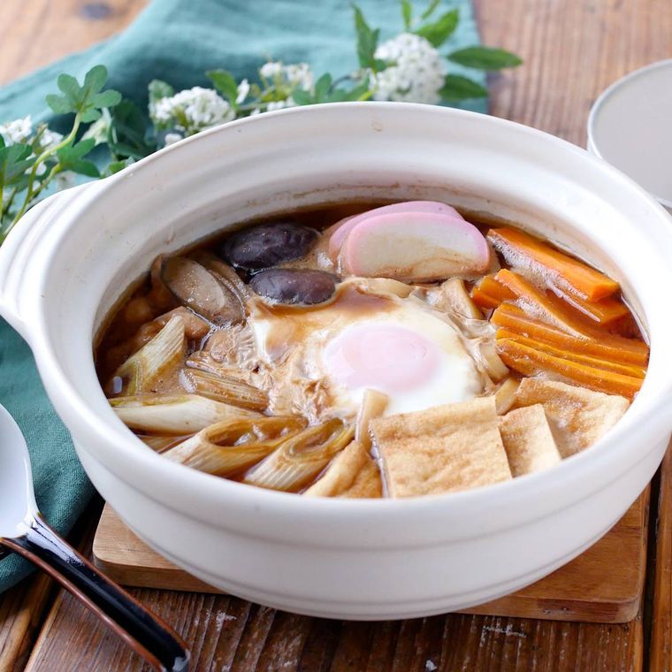 土鍋に入ったみそ煮込みうどん