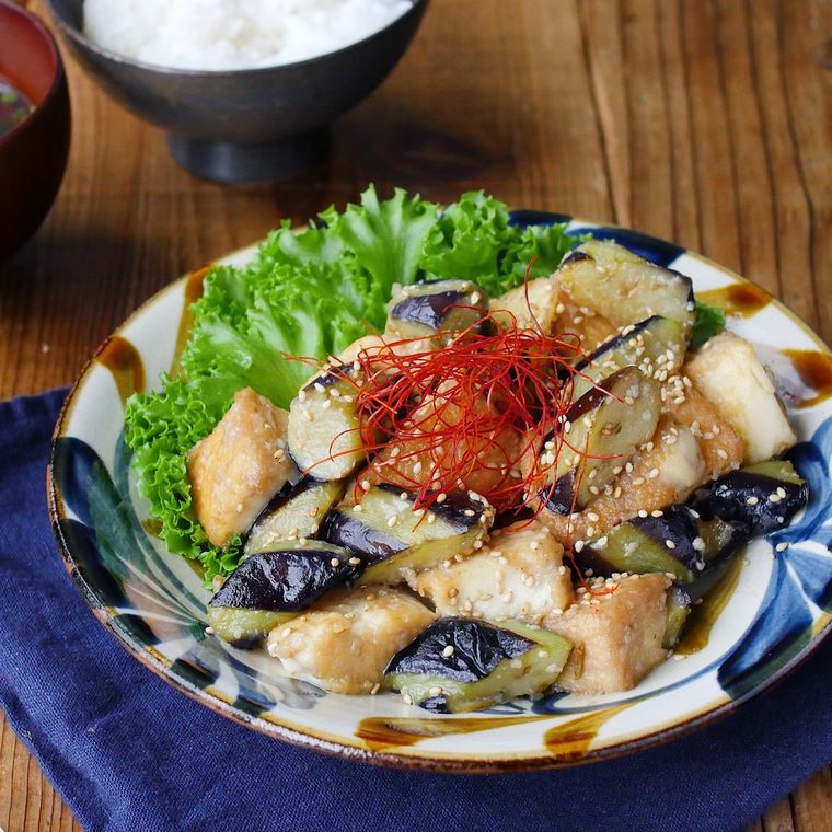 皿に盛られたなすと厚揚げのみそ照り焼き