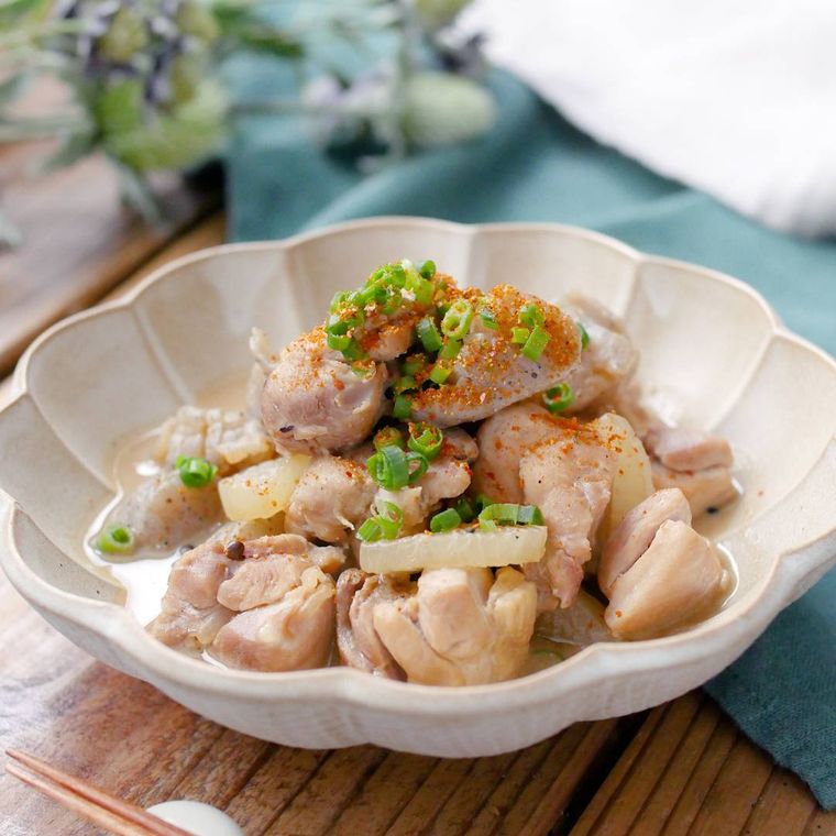 皿に盛られた鶏もも肉とこんにゃくの味噌煮込み