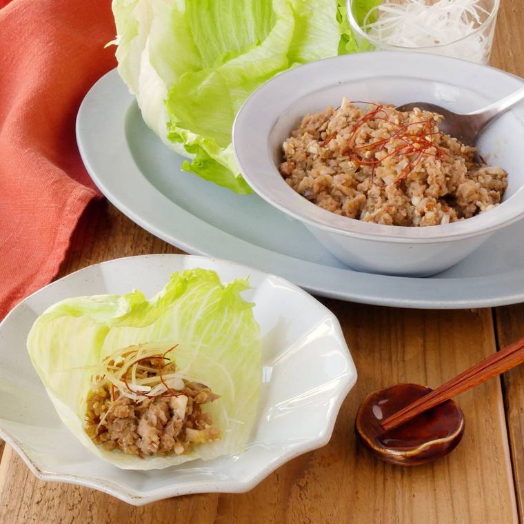皿に盛られた肉みそレタス