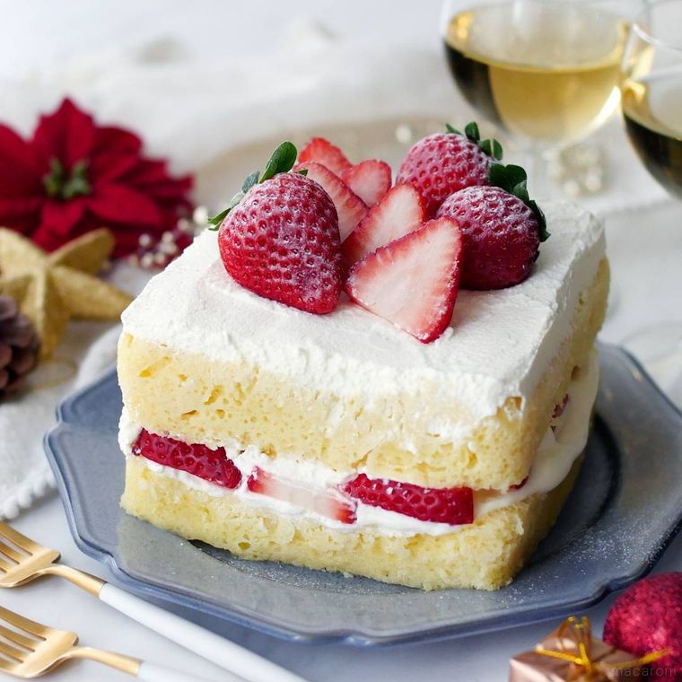 皿に盛られた、お手軽ショートケーキ