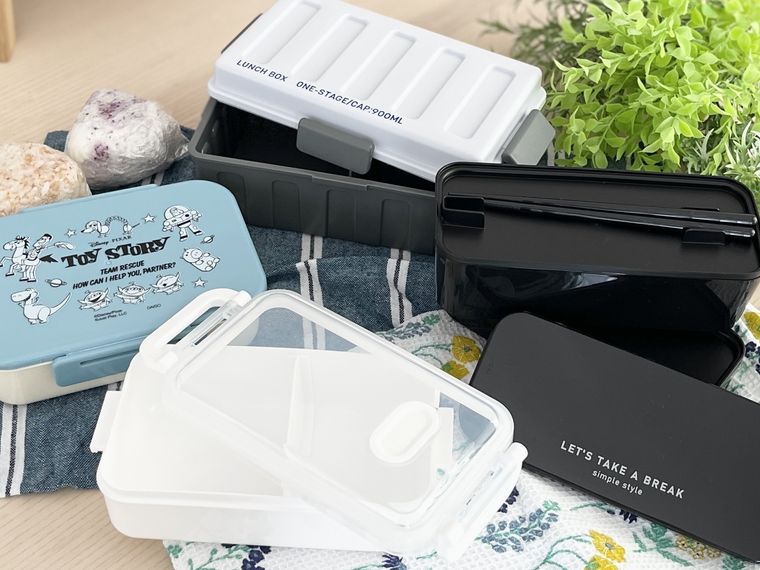 テーブルに並ぶダイソーの4種類のお弁当箱
