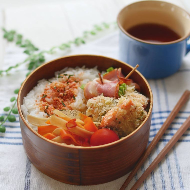 丸いわっぱの弁当箱に詰められた鮭フライ弁当