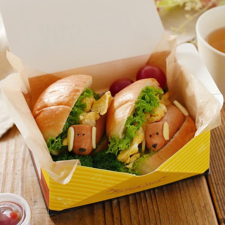 紙箱に詰められたホットドッグ弁当