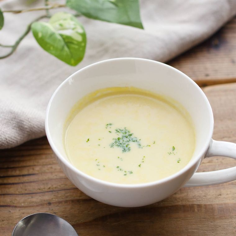 白いカップに盛りつけられたコーンポタージュ