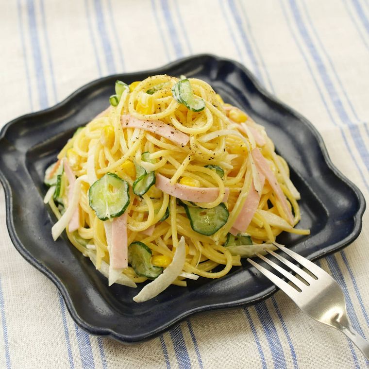 黒い角皿に盛りつけられたスパゲッティサラダ