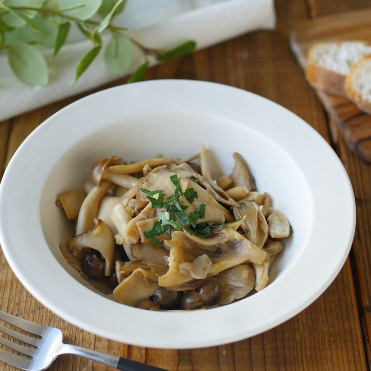 白い皿に盛りつけられた3種類のきのこマリネ