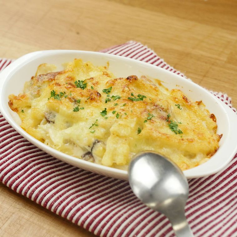 白い耐熱皿で焼きあげられた鶏もも肉のマカロニグラタン