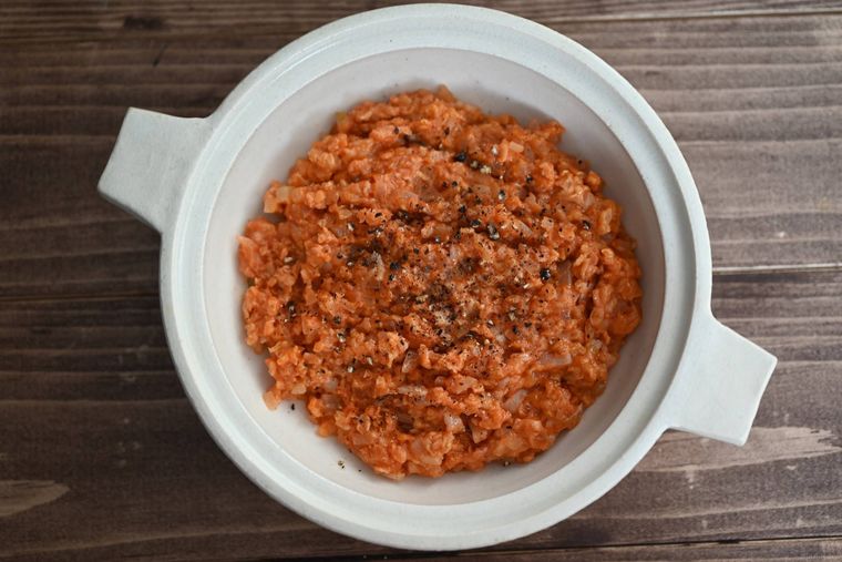 白い鍋に盛り付けられたオートミールリゾット