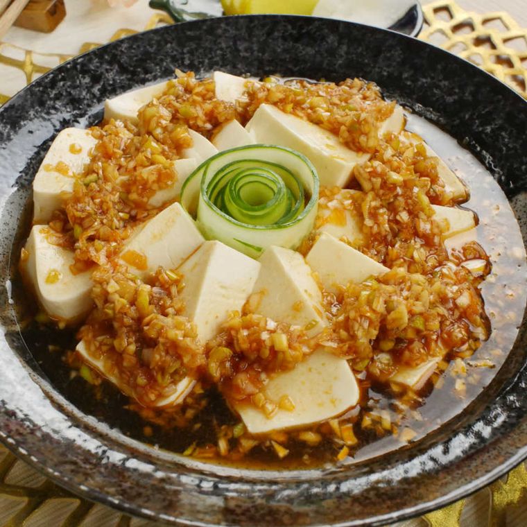 黒い皿にのったよだれ豆腐