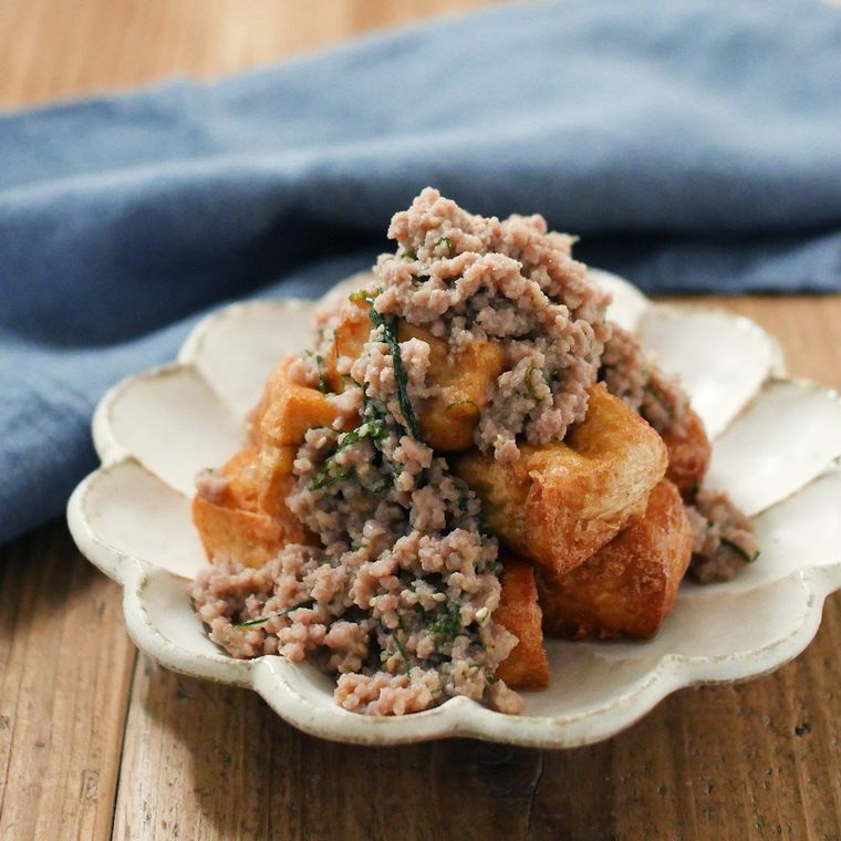 花びら形の白い皿に盛りつけられた手作り厚揚げの大葉肉そぼろがけ