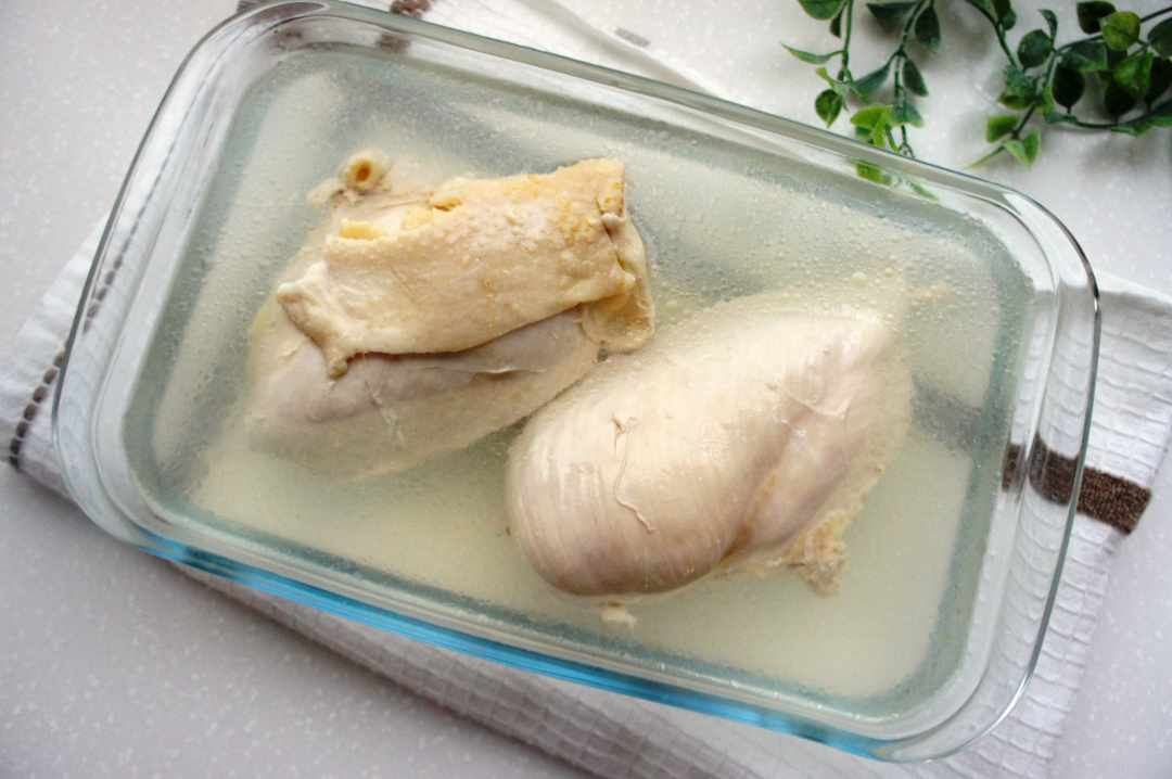 鶏胸肉のゆで方を詳しく伝授！しっとりパサつき知らず macaroni