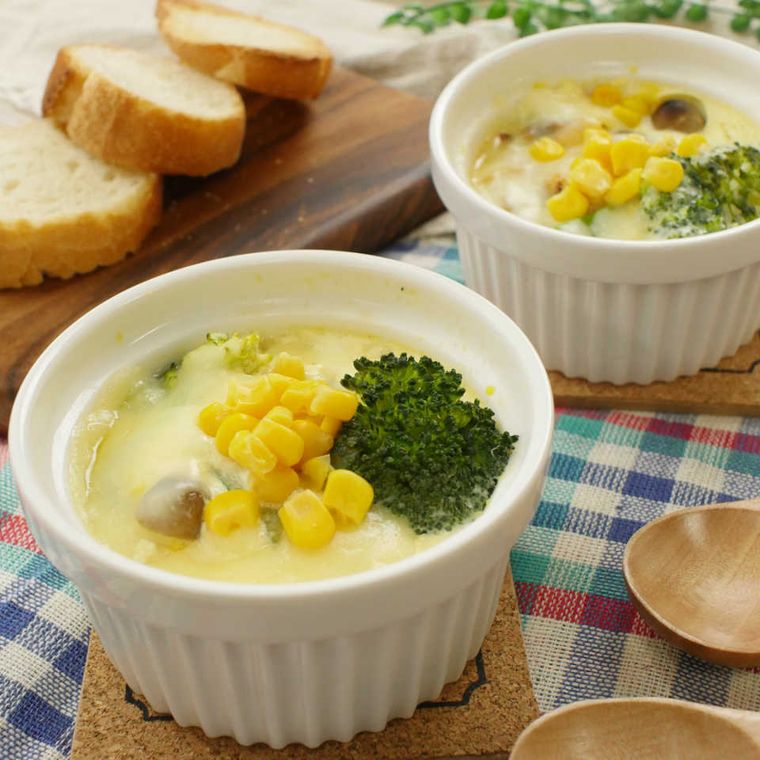 白いココットに入っているコーンスープの茶碗蒸し