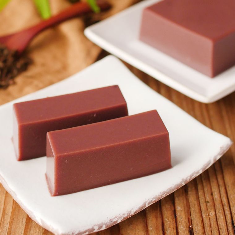 白い皿に、2切れのほうじ茶ミルクようかん