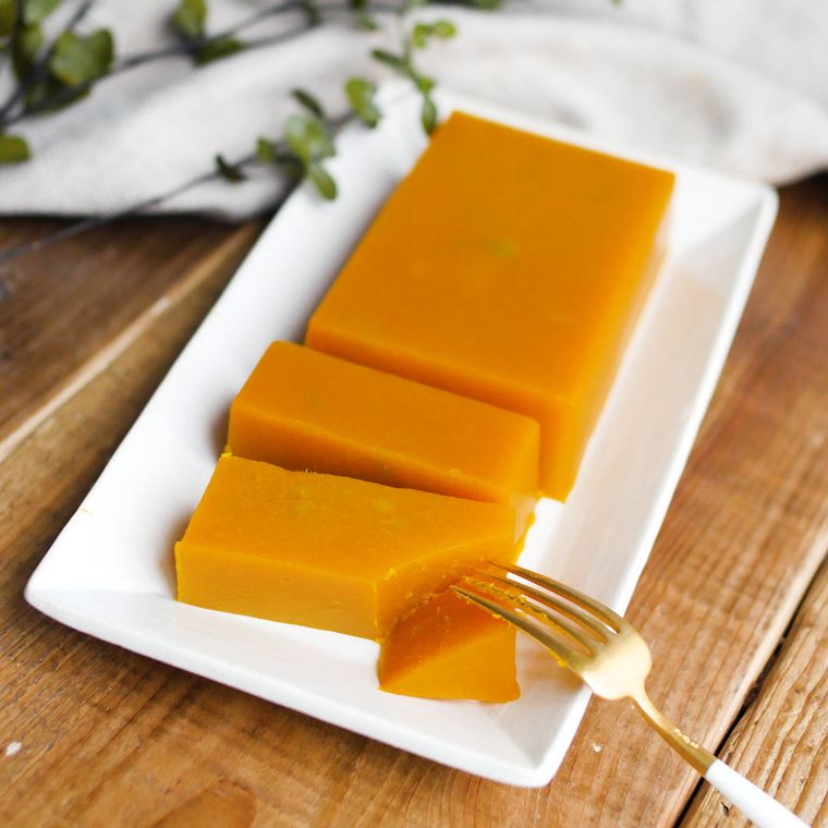 白い長角皿に盛られ、切り分けられたかぼちゃようかんをフォークで切り出す様子