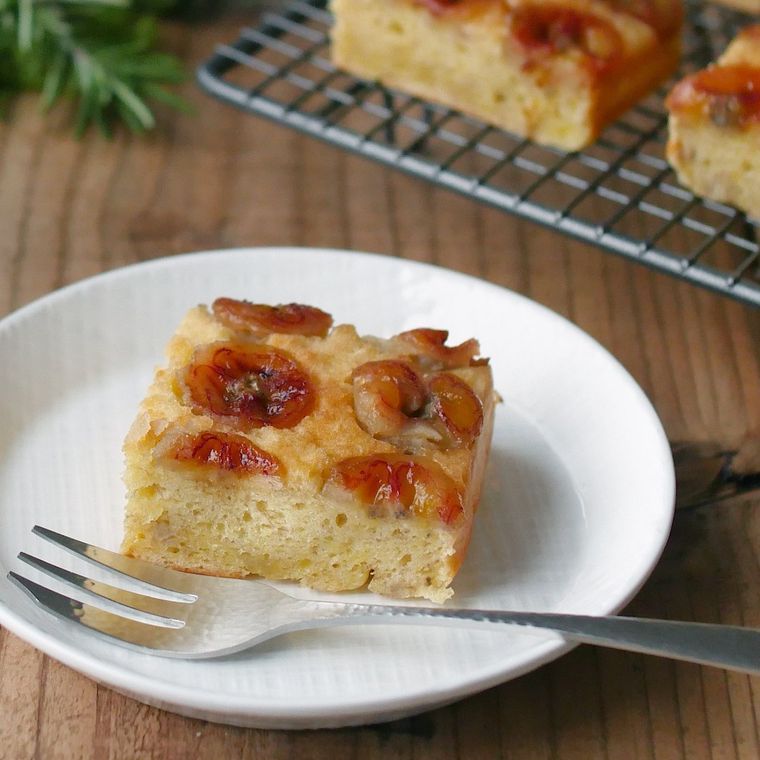 ケーキクーラーのバナナケーキを白い皿に取り分けた様子