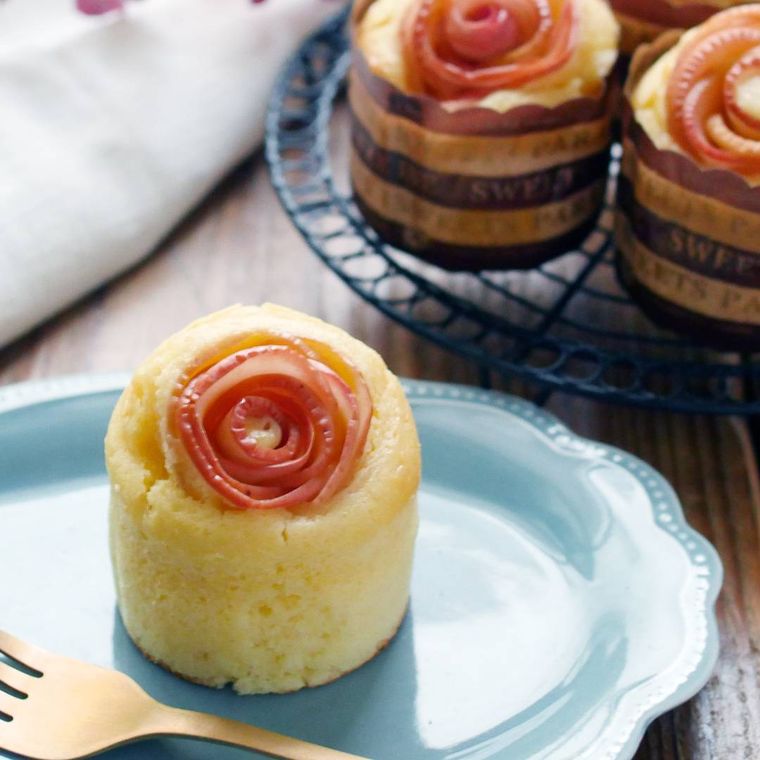 水色のレースプレートに盛りつけられたりんごのローズケーキ