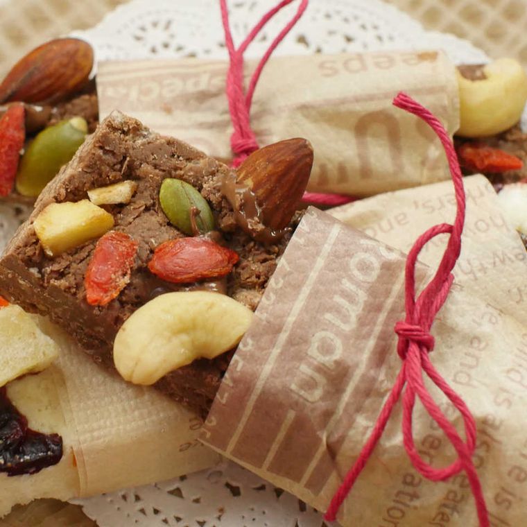 リボンでラッピングしたチョコクランチ