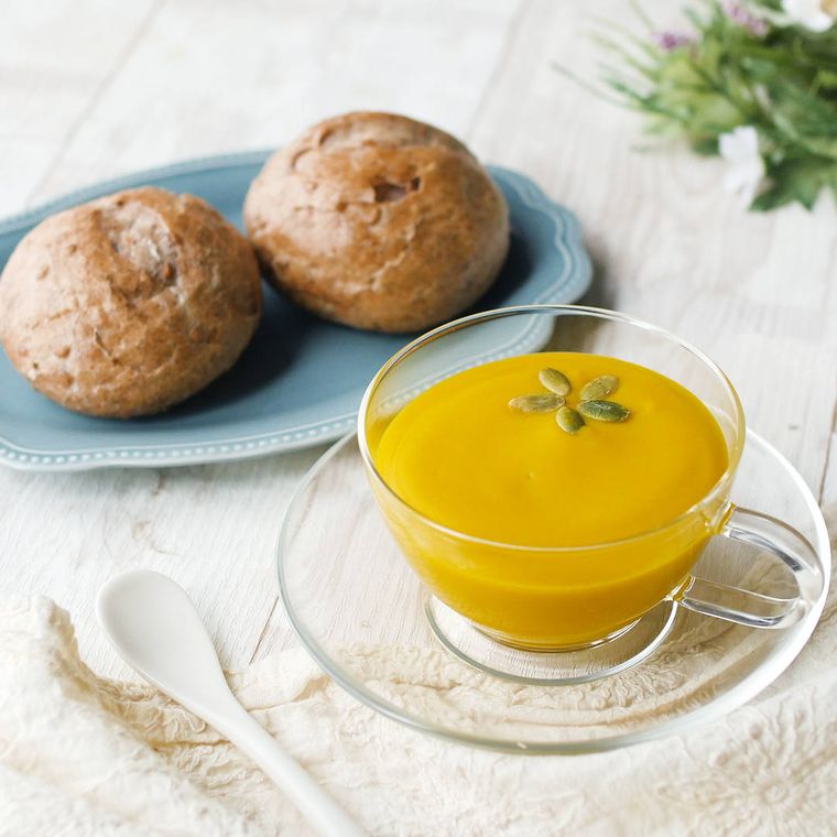 ガラスのカップに盛られたかぼちゃの冷製ポタージュ