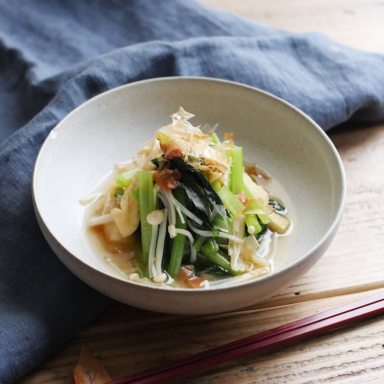 白い器に盛り付けられた小松菜とえのきのさっぱり梅煮