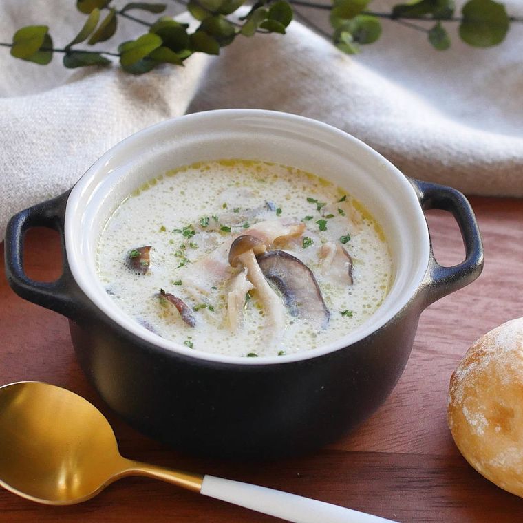 黒いカップスープによそったきのこたっぷりのスープ