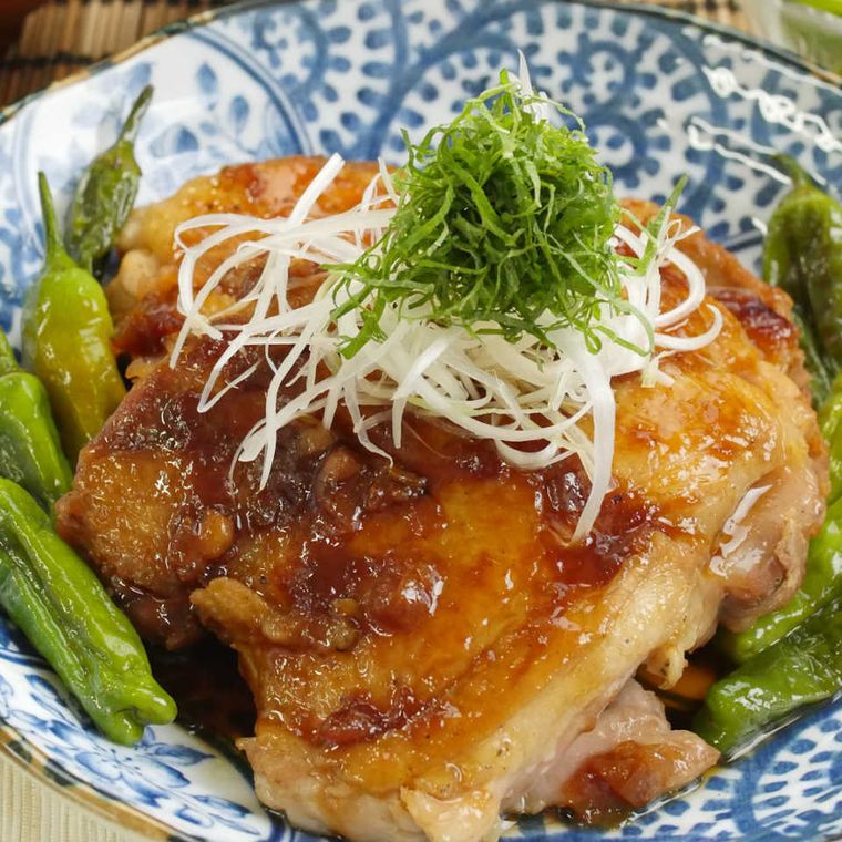 丸皿に盛り付けた鶏もも肉の梅照り焼き