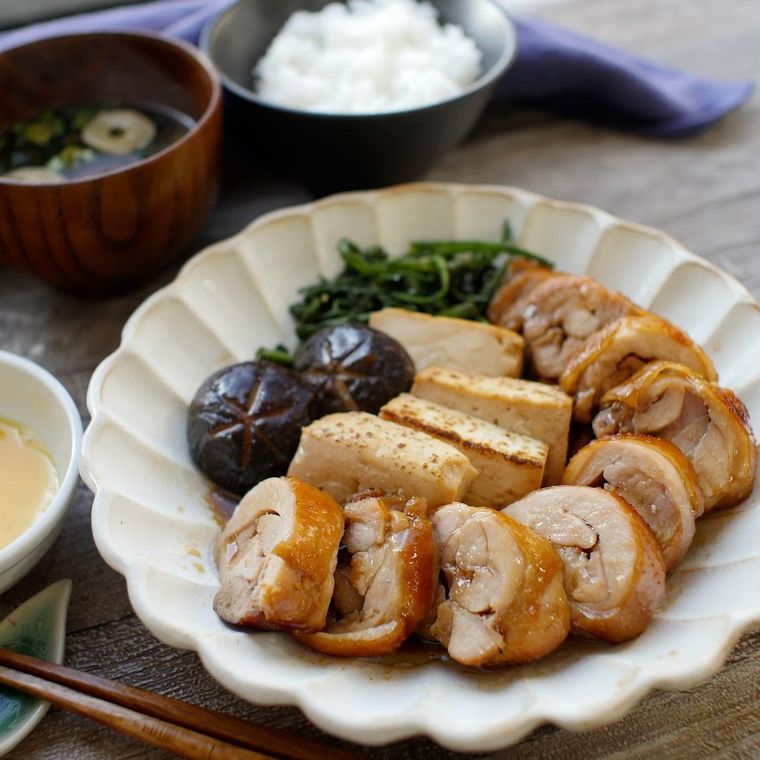 陶器に盛り付けた鶏もも肉のすき焼きチャーシュー