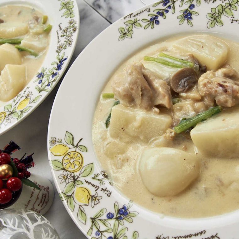 丸皿に盛り付けたかぶとお餅のクリーム煮