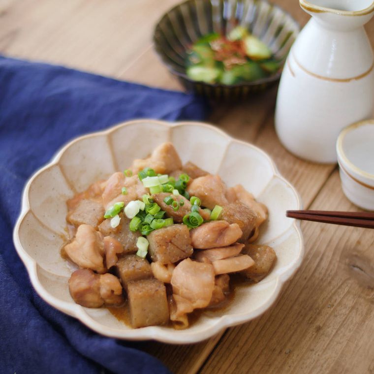 陶器に盛り付けたこんにゃくと鶏もも肉のみそ煮