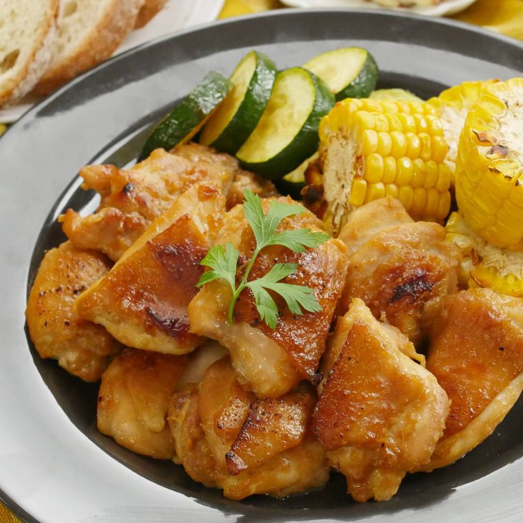 丸皿に盛り付けた鶏もも肉のからしみそ焼き