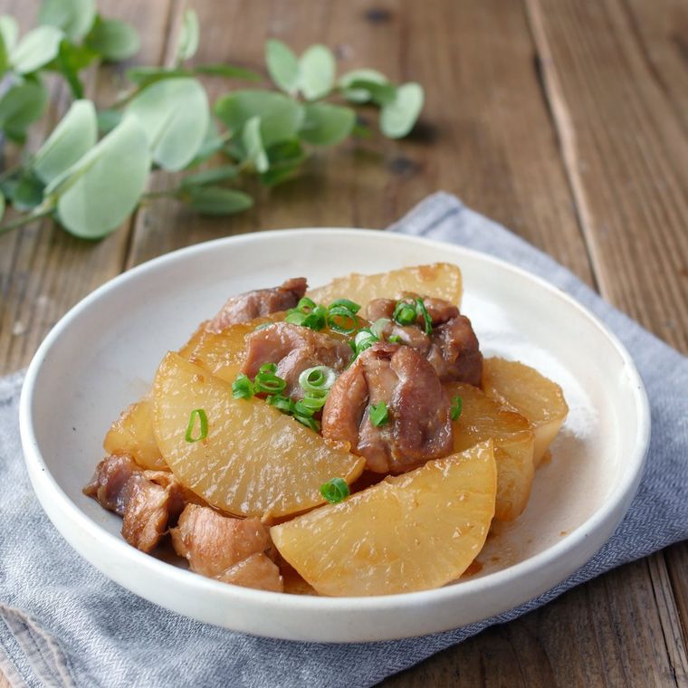 白い皿に盛り付けた鶏もも肉の大根