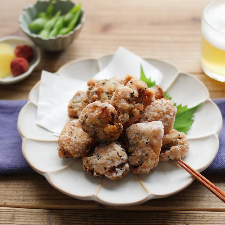 陶器に盛り付けた鶏もも肉のごまみそ竜田揚げ