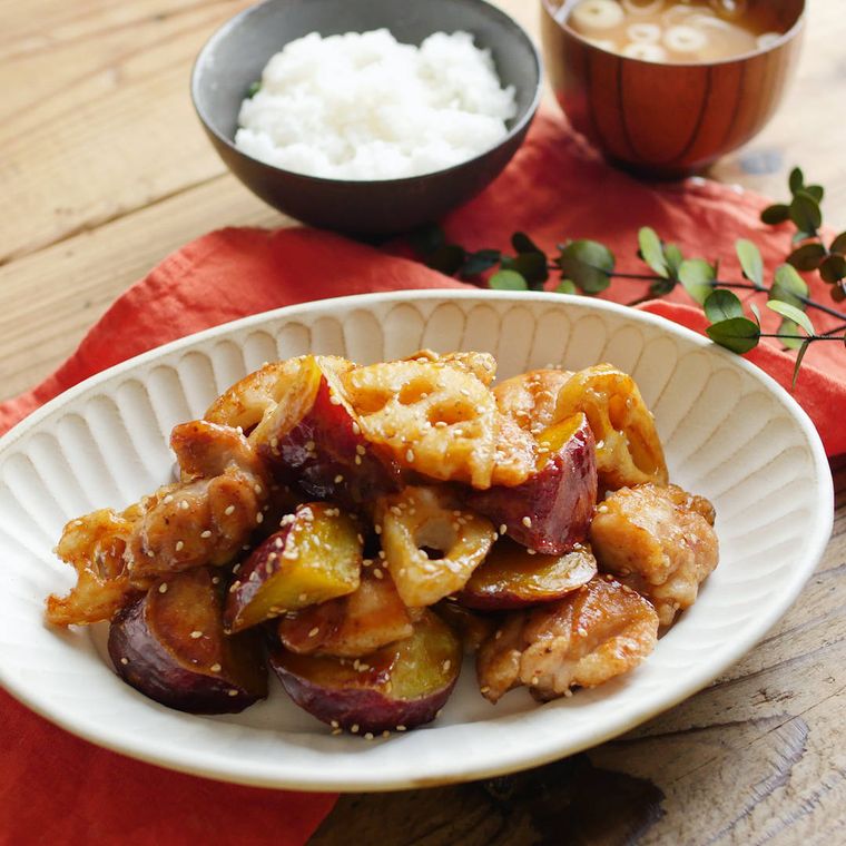 陶器に盛り付けた鶏もも肉とさつまいもの甘酢炒め