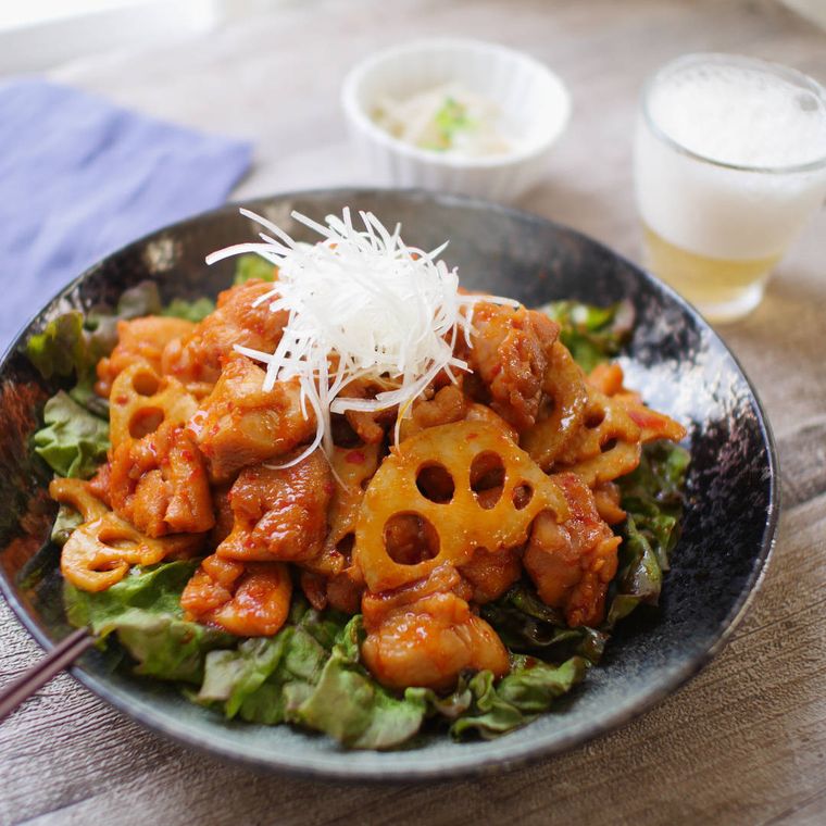 丸皿に盛り付けた鶏もも肉とれんこんのヤンニョムチキン