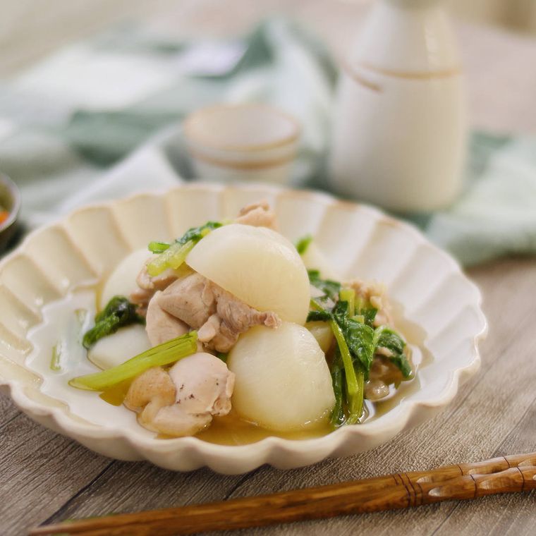 陶器に盛り付けたかぶと鶏もも肉のうま塩煮