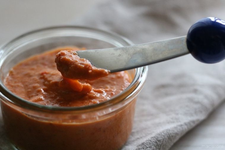 ガラスの保存容器に入れたロメスコソース