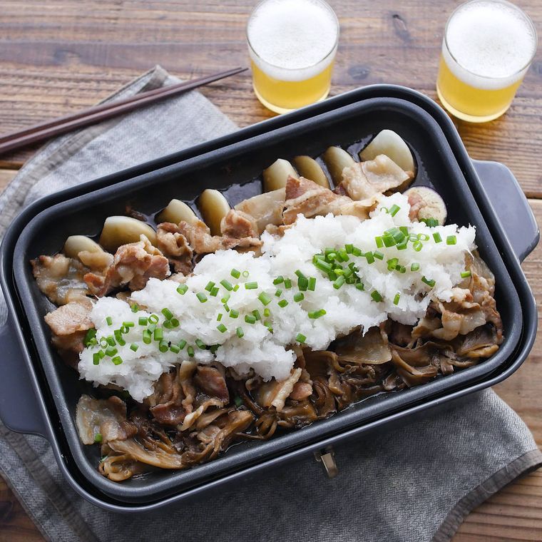 ホットプレートにのった、豚バラのみぞれ煮