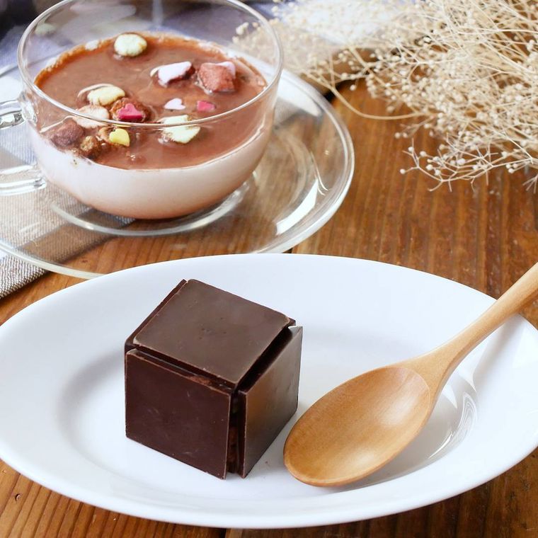 白い皿にのせたチョコレートボム