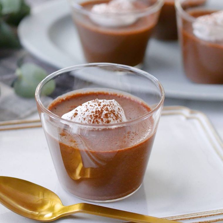 ガラスのカップの中のマシュマロチョコムース