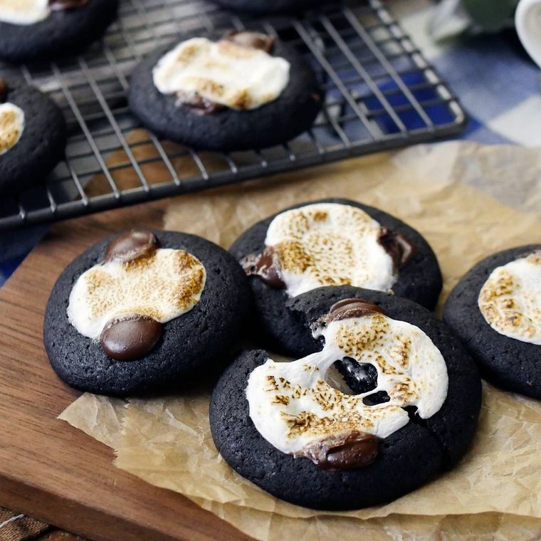 木のトレーにのせたマシュマロビターチョコクッキー