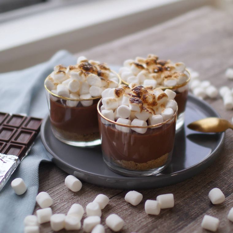 金色の縁取りが入ったガラスのカップの中のスモアチョコムース