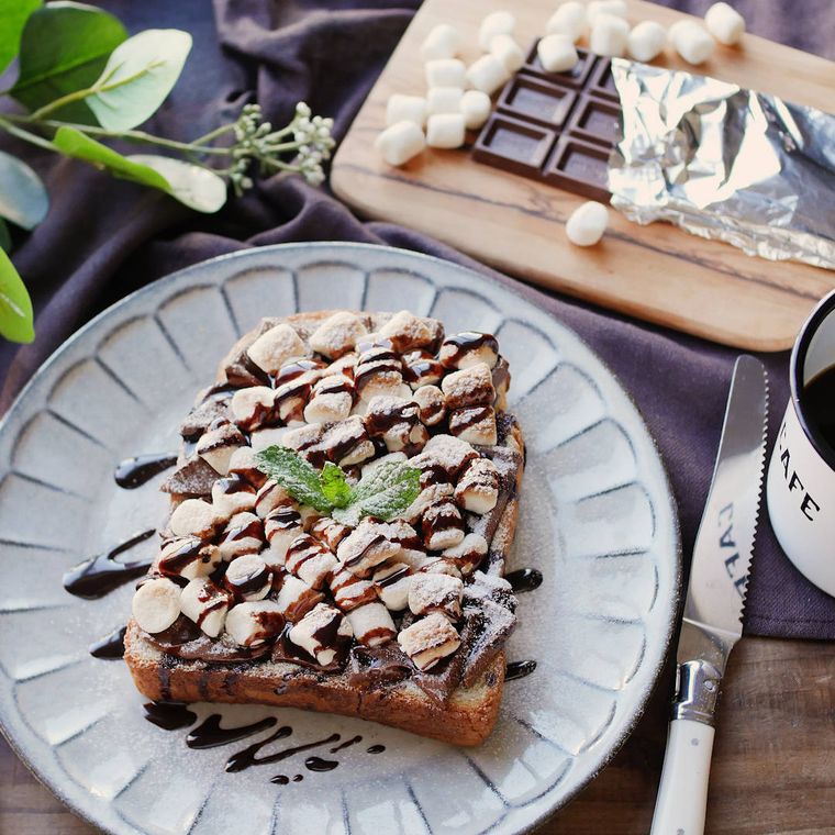 グレーの皿にのせた焼きマシュマロのスモアトースト