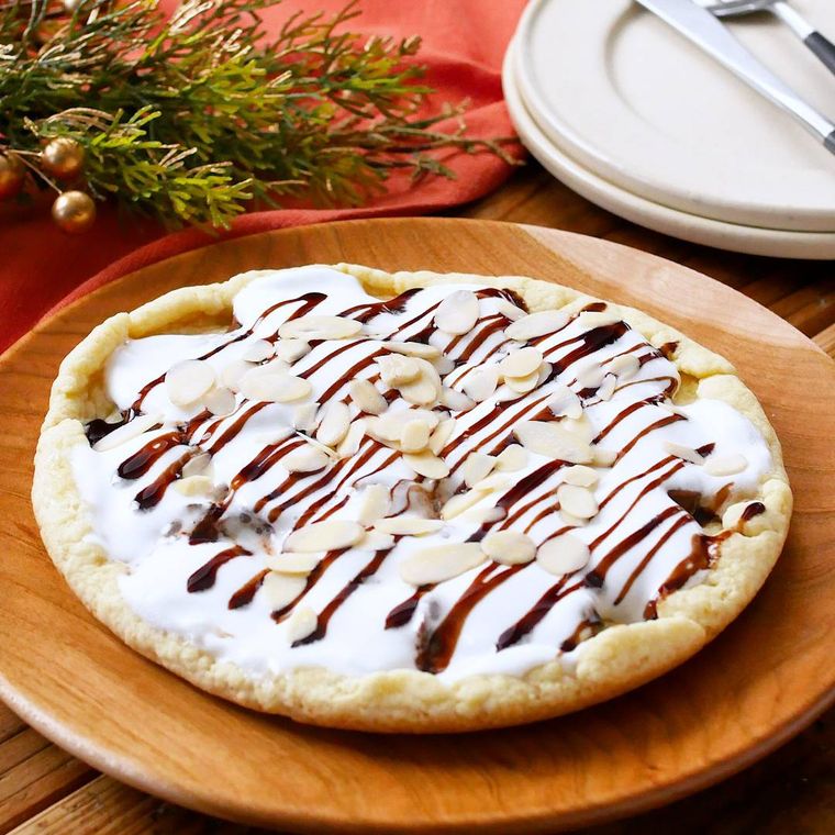 丸い木のトレーにのせたマシュマロチョコピザ