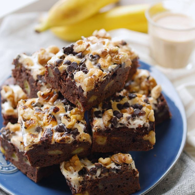 青い皿に盛り付けたマシュマロチョコバナナブラウニー