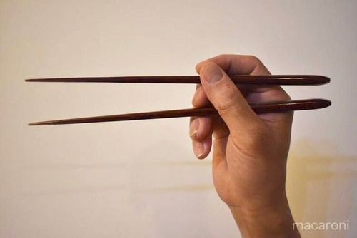 正しいお箸の持ち方 大人も子供も試してほしい2つの矯正練習法 Macaroni
