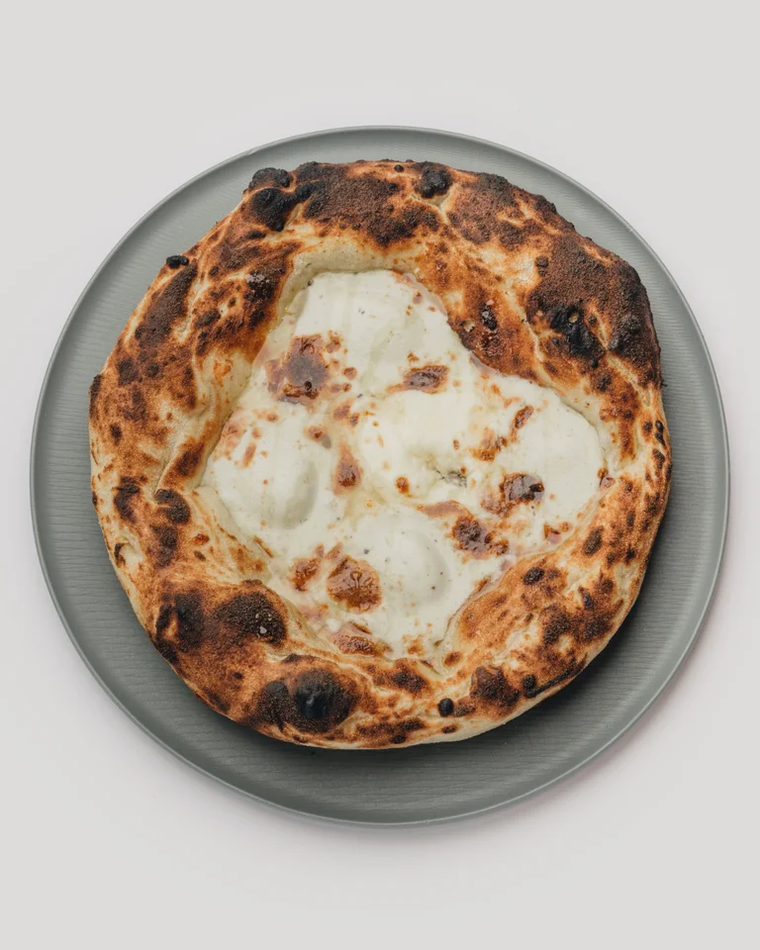 グレーの器にのったピッツァ