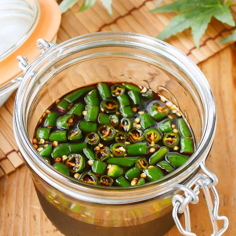 密閉蓋付きのガラス保存瓶に入っている青唐辛子のしょうゆ漬け