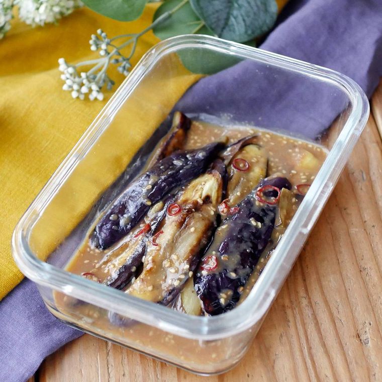 ガラス製の保存容器で漬けこまれている焼きなすの酢みそ漬け