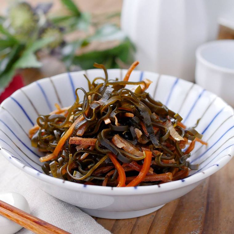 模様入りの小鉢に盛りつけられたするめと昆布などの松前漬け