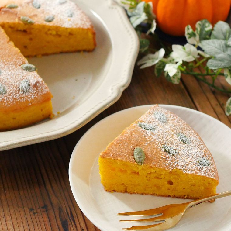 かぼちゃの種をトッピングしたかぼちゃのスパイスケーキ